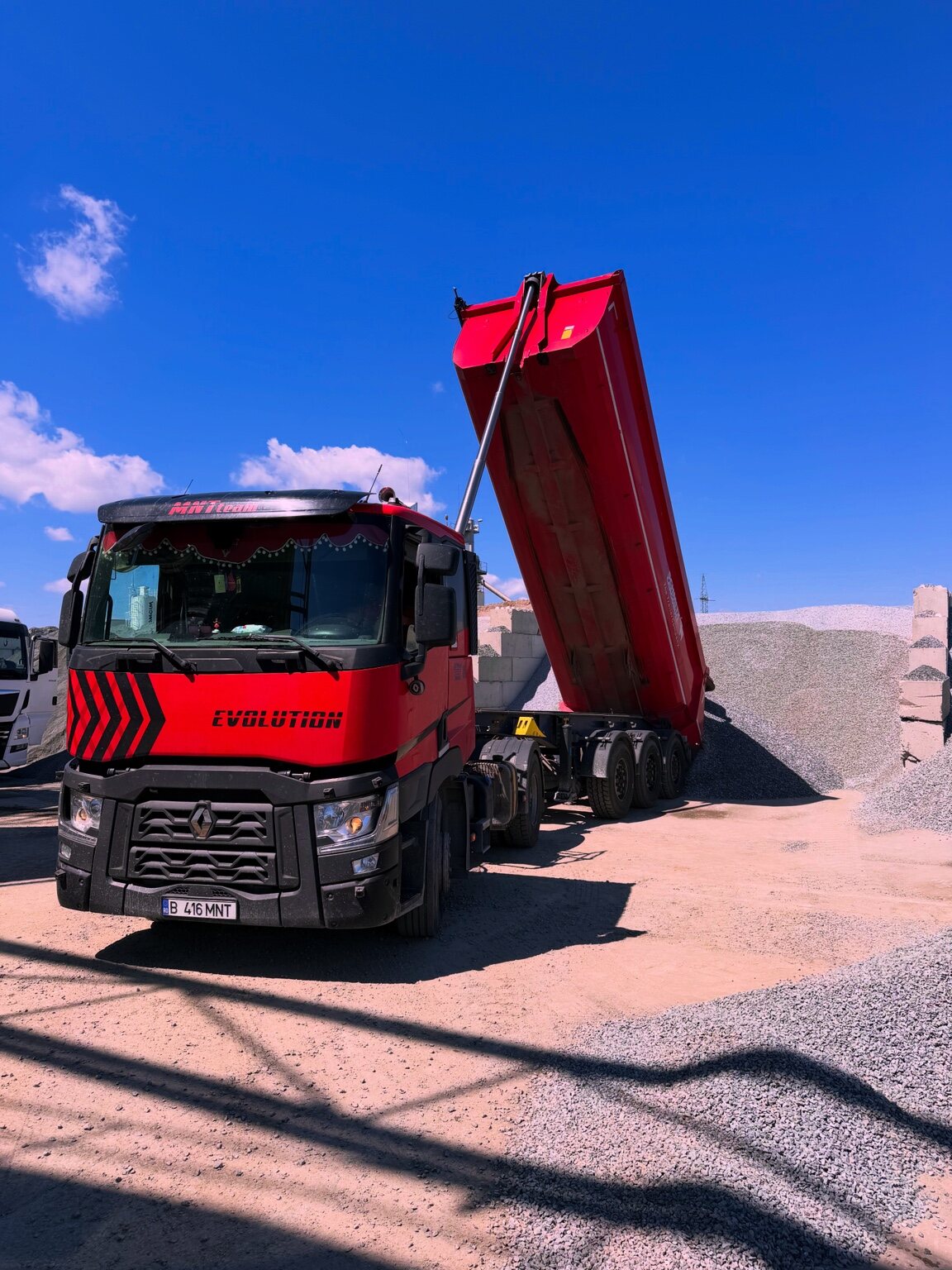 Autocamion Renault roșu MIHOT